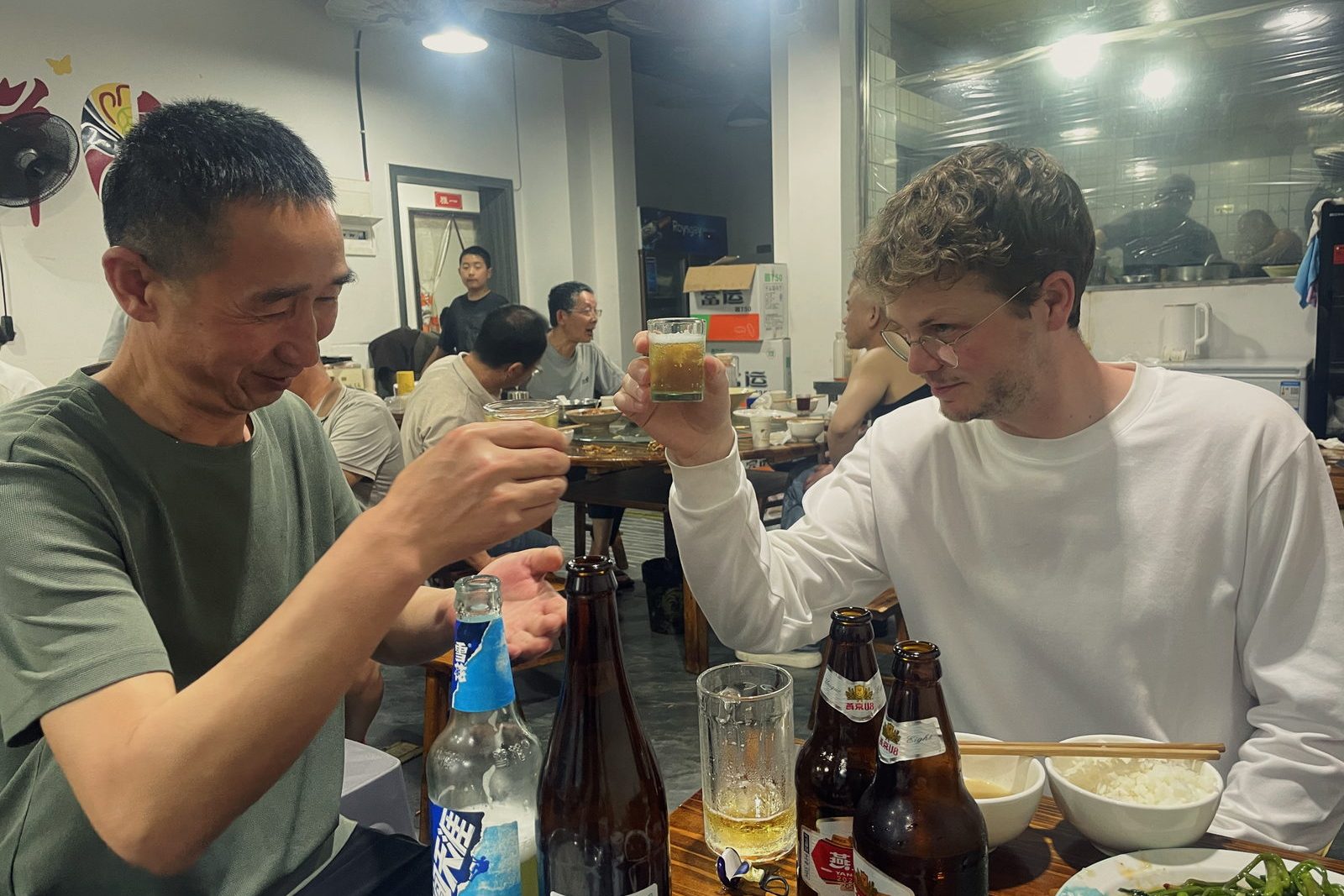 Dinner with a guest in Yingjing