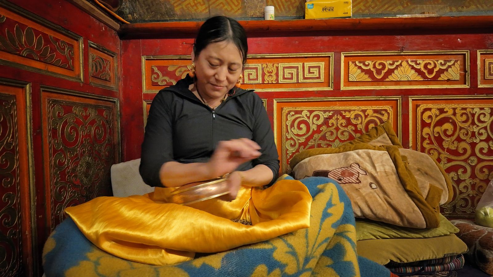 Una mujer hace una ofrenda de mandala dentro del monasterio de Tagong