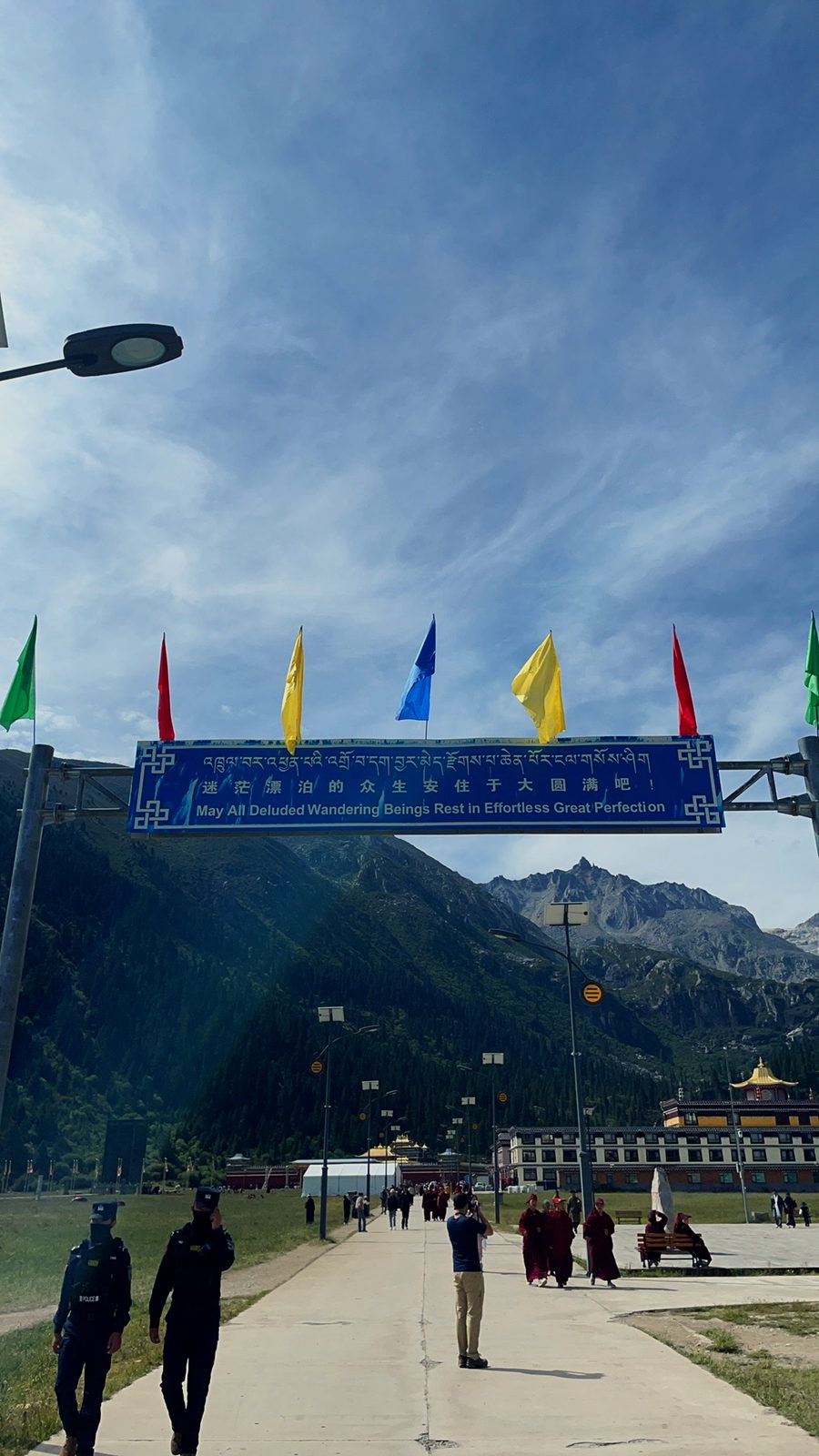 Il monastero di Dzogchen sotto le cime innevate