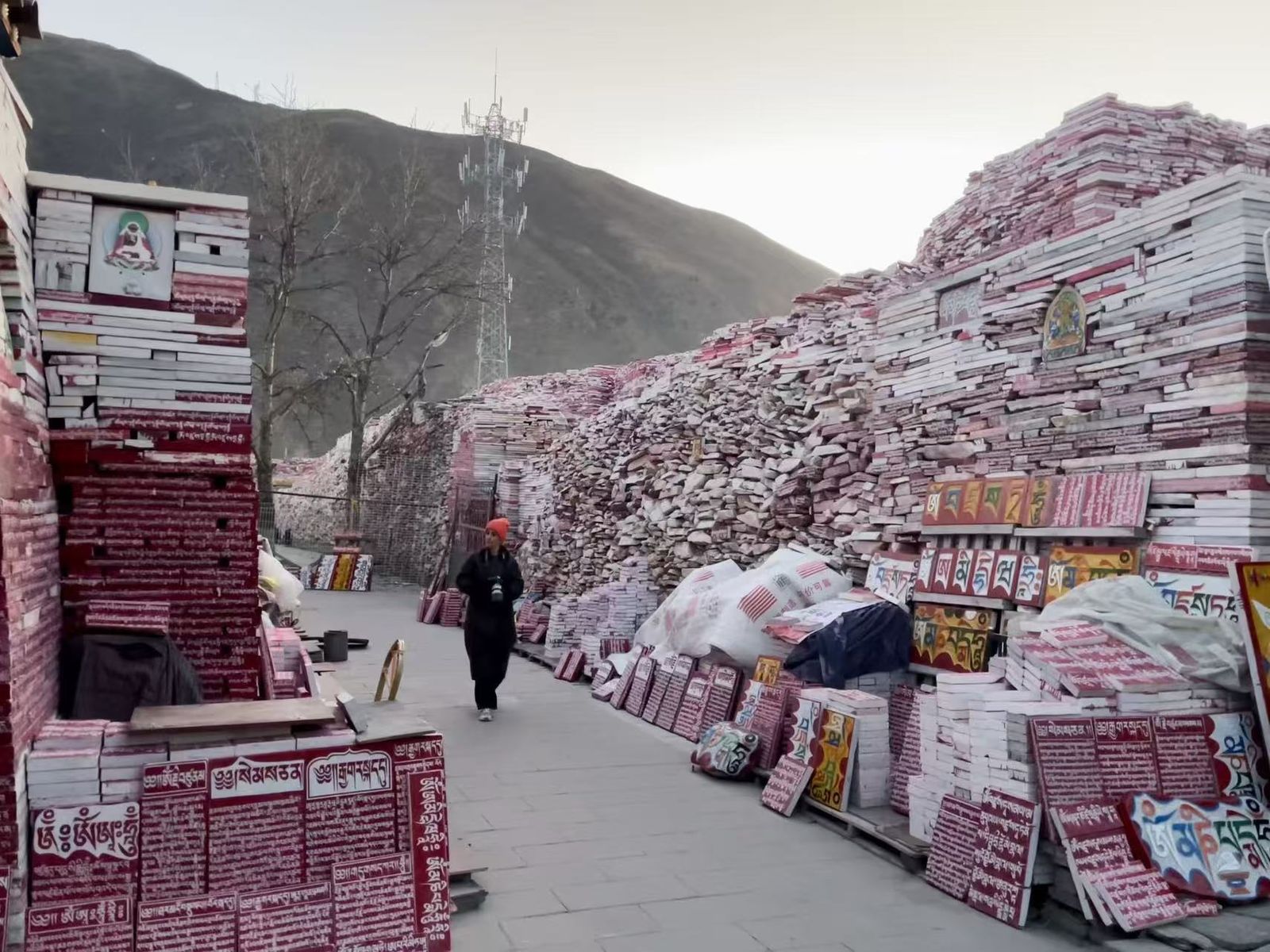 Gyanak Mani a Xinzhai, Yushu — uno dei più grandi mucchi di pietre mani del mondo tibetano