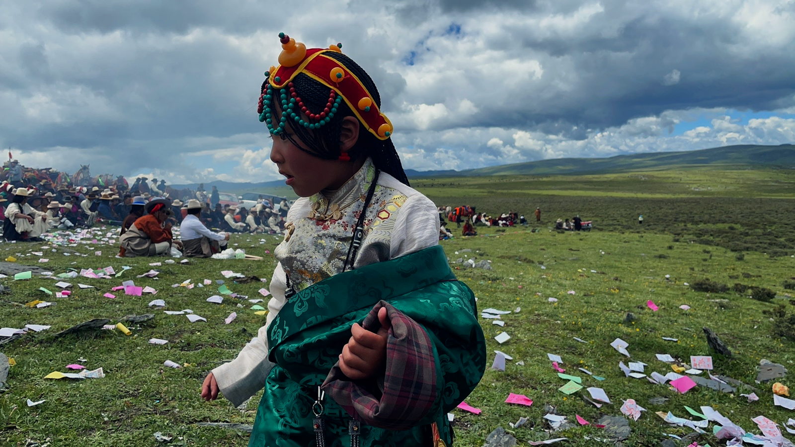 Una bambina in abito tibetano alla festa dei cavalli