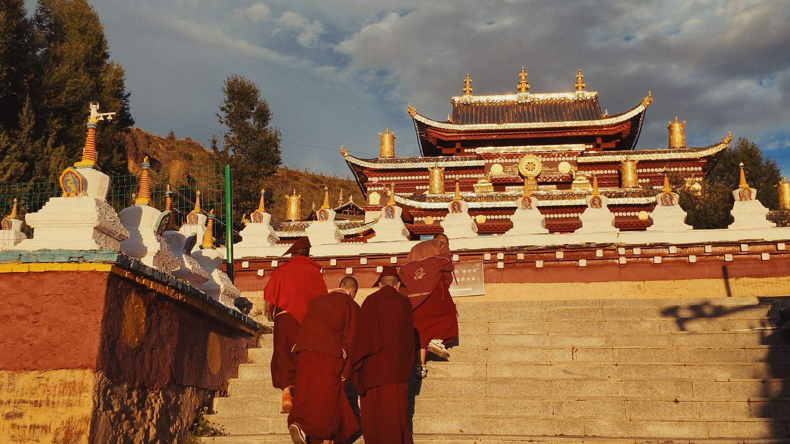 Monaci in arrivo per le preghiere, Litang