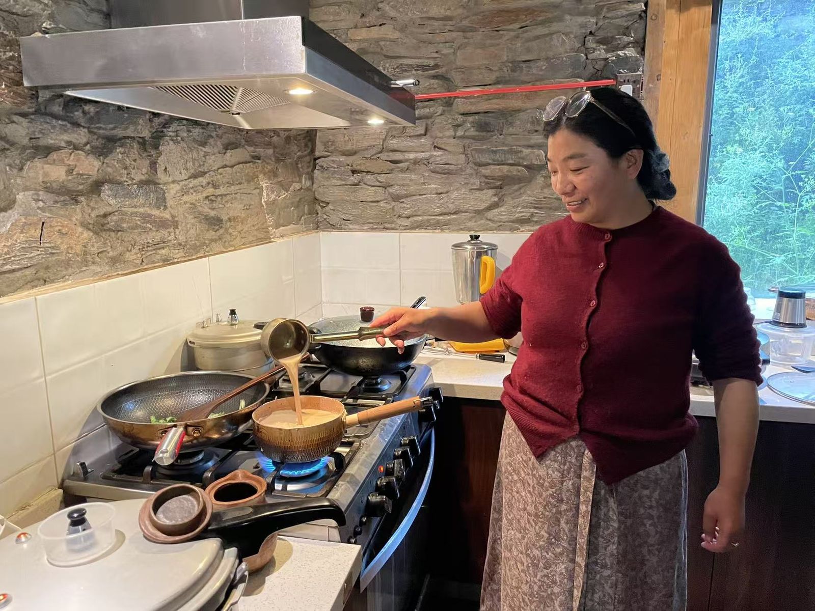 La nostra ospite al Duopu Nuozi — senza ristoranti nel villaggio, la cena è quello che decide di cucinare lei