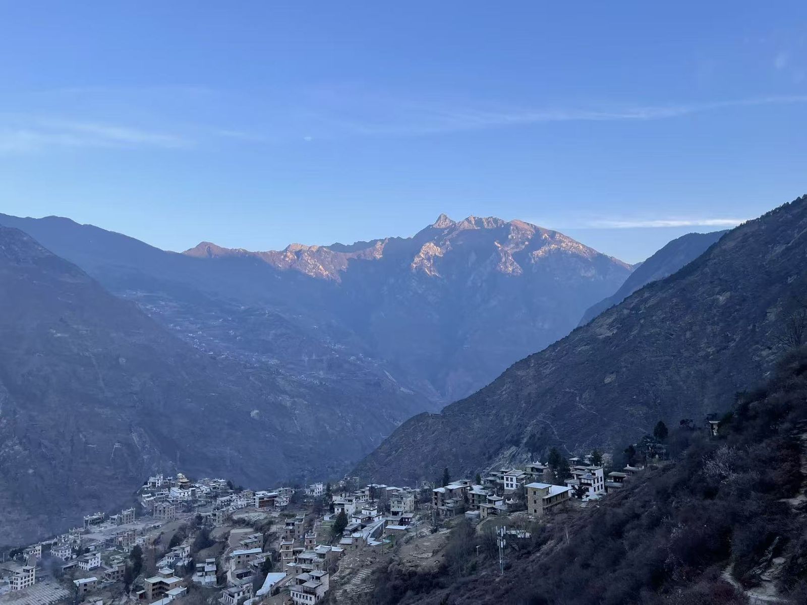 El monte Merduo, la montaña sagrada sobre los valles de Danba