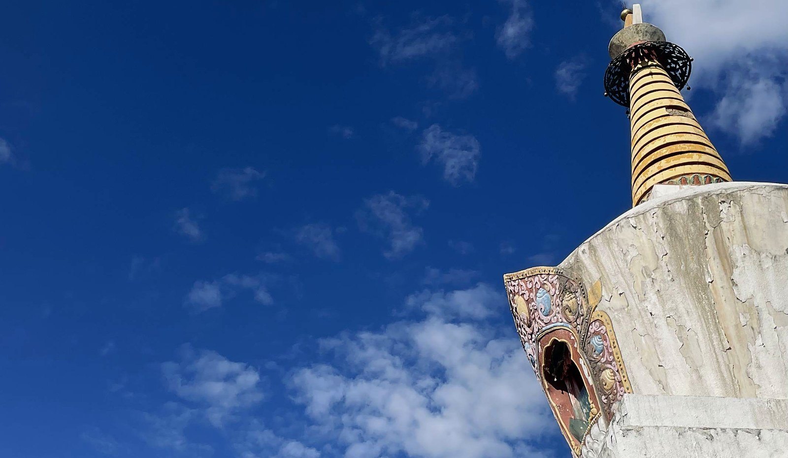Stupa blanc, ciel bleu, corps et sommet du stupa