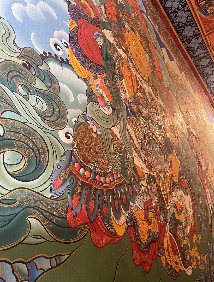 Peinture murale de Tara couvrant tout un mur à l'intérieur de la salle, couleurs denses