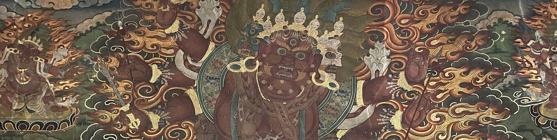 Peinture murale d'un protecteur dans la salle, face courroucée, auréole de flammes