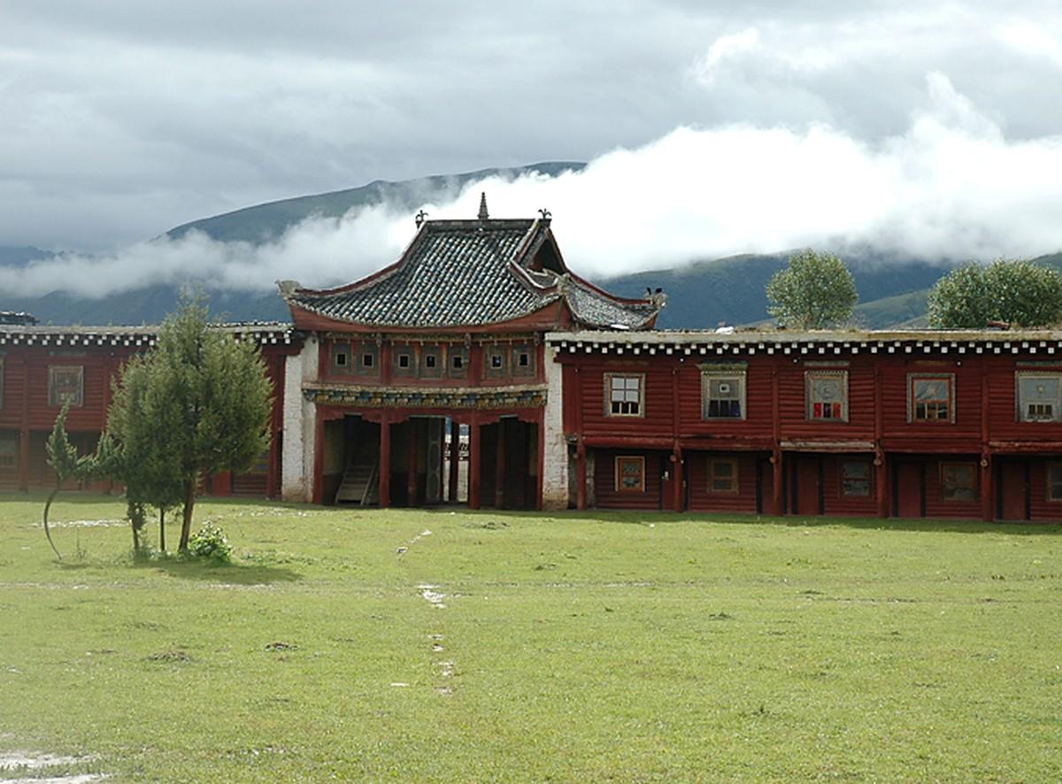 The gate in the red perimeter wall, a Chinese tiled roof above Tibetan-style walls