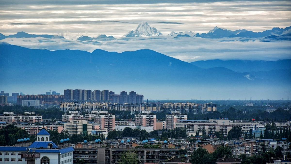 Chengdu skyline with Siguniang on the horizon