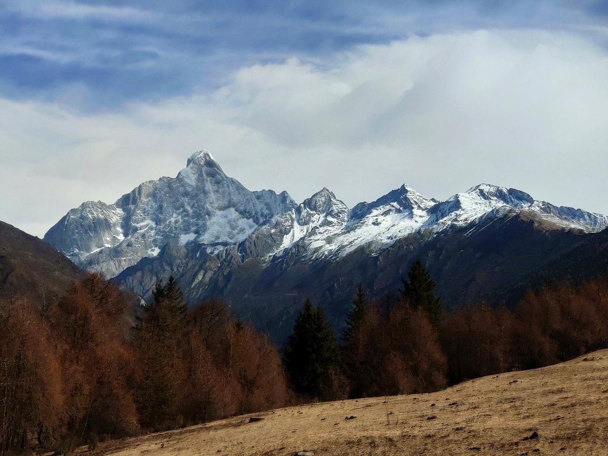 The four summits of Siguniang from the east