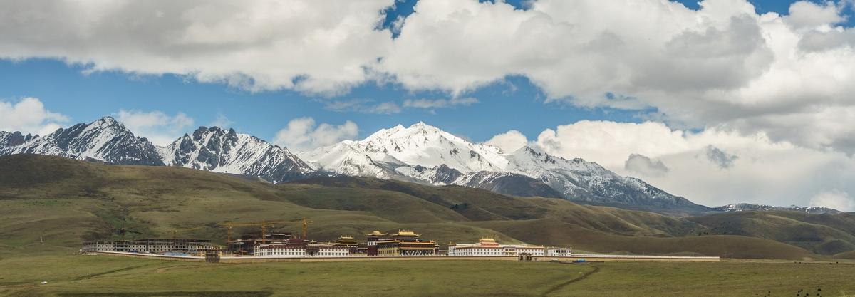 Jinlong Gompa with the Zhara Lhatse massif behind it, Tagong grassland