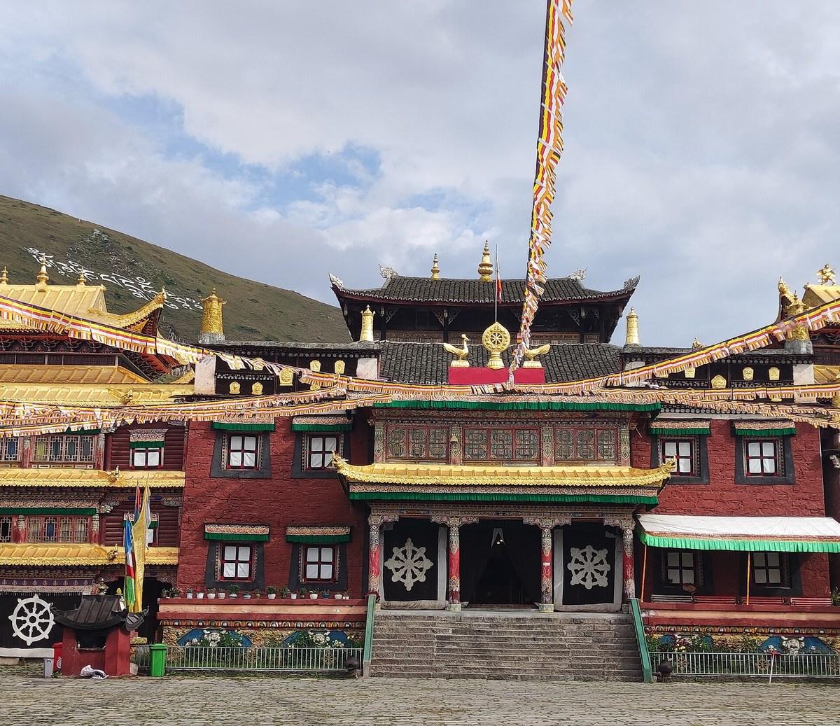 Tagong monastery, the main hall and its golden roofs