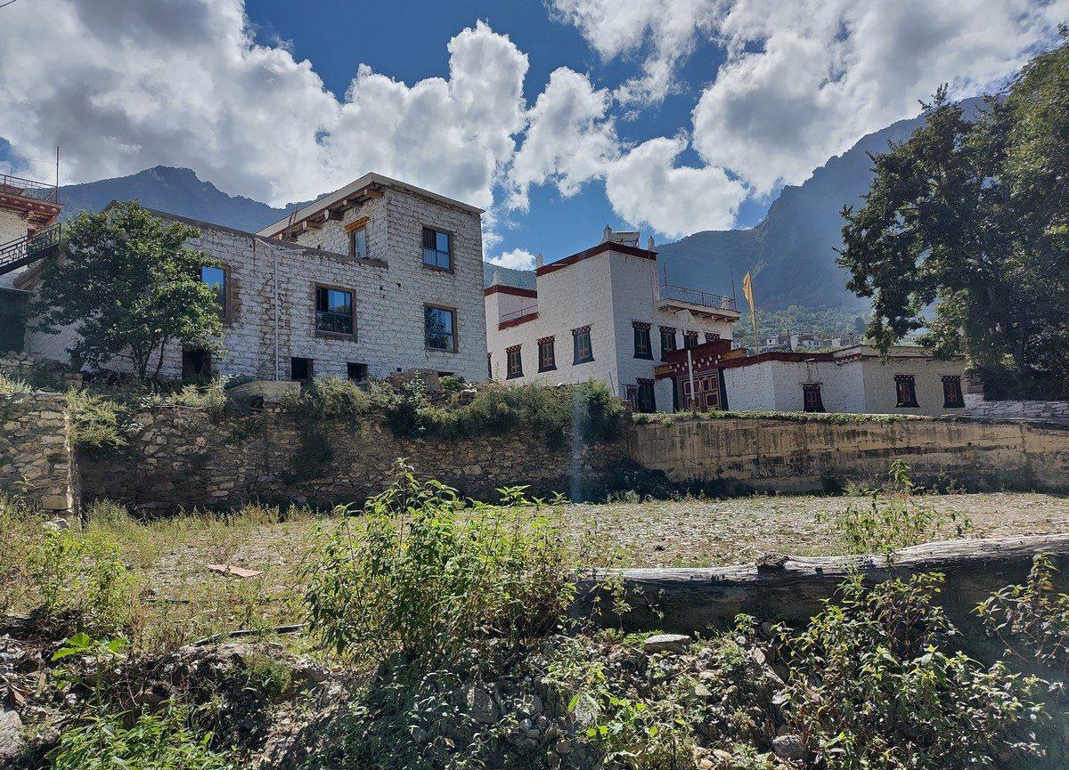 A Rongcha house at Kegeyi, Zhonglu: whitewashed stone, dark window surrounds, flat roof