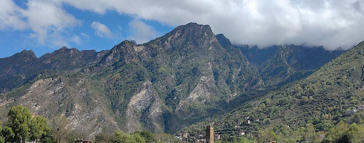 Jikayi village, Zhonglu: houses, a tower and the mountain behind