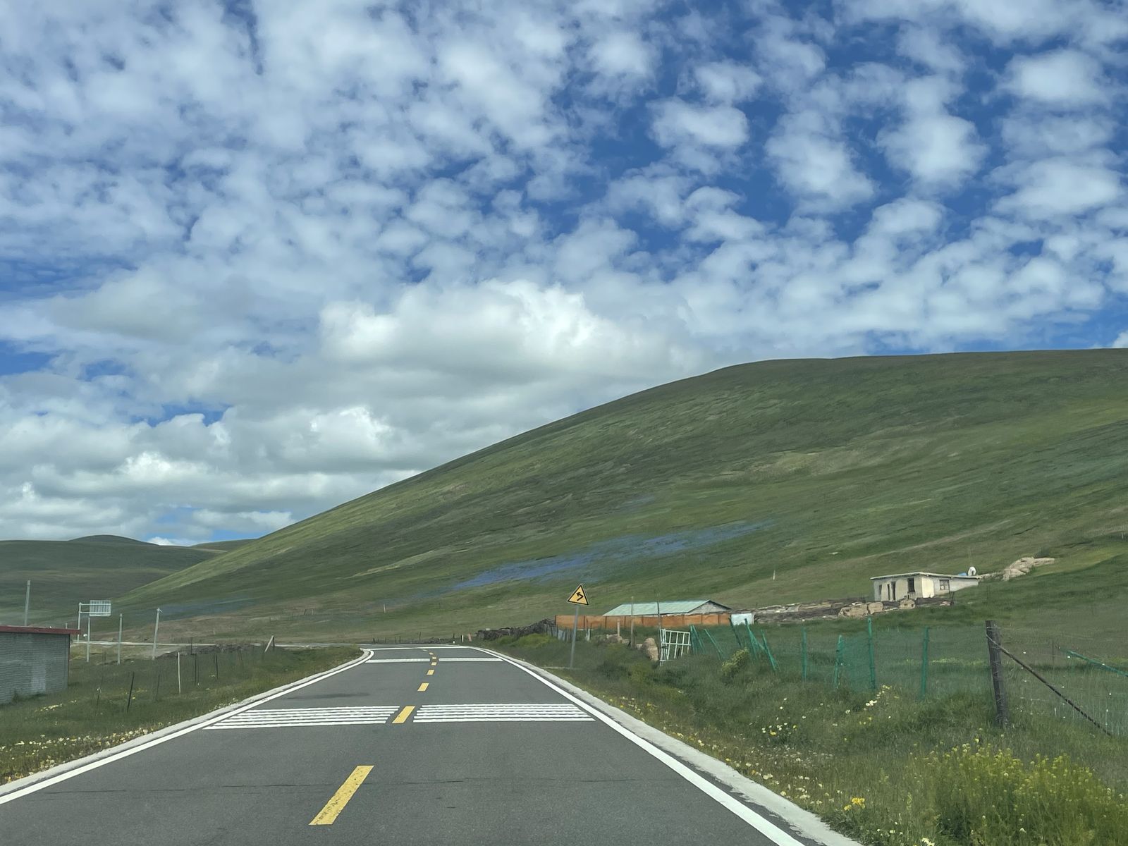 Il pomeriggio sulla G318: quattro ore di prateria e quasi nessun'altra auto