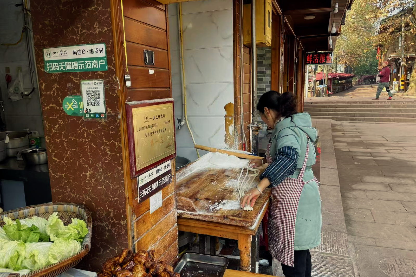 路地の日常、店は開き野菜は売られている