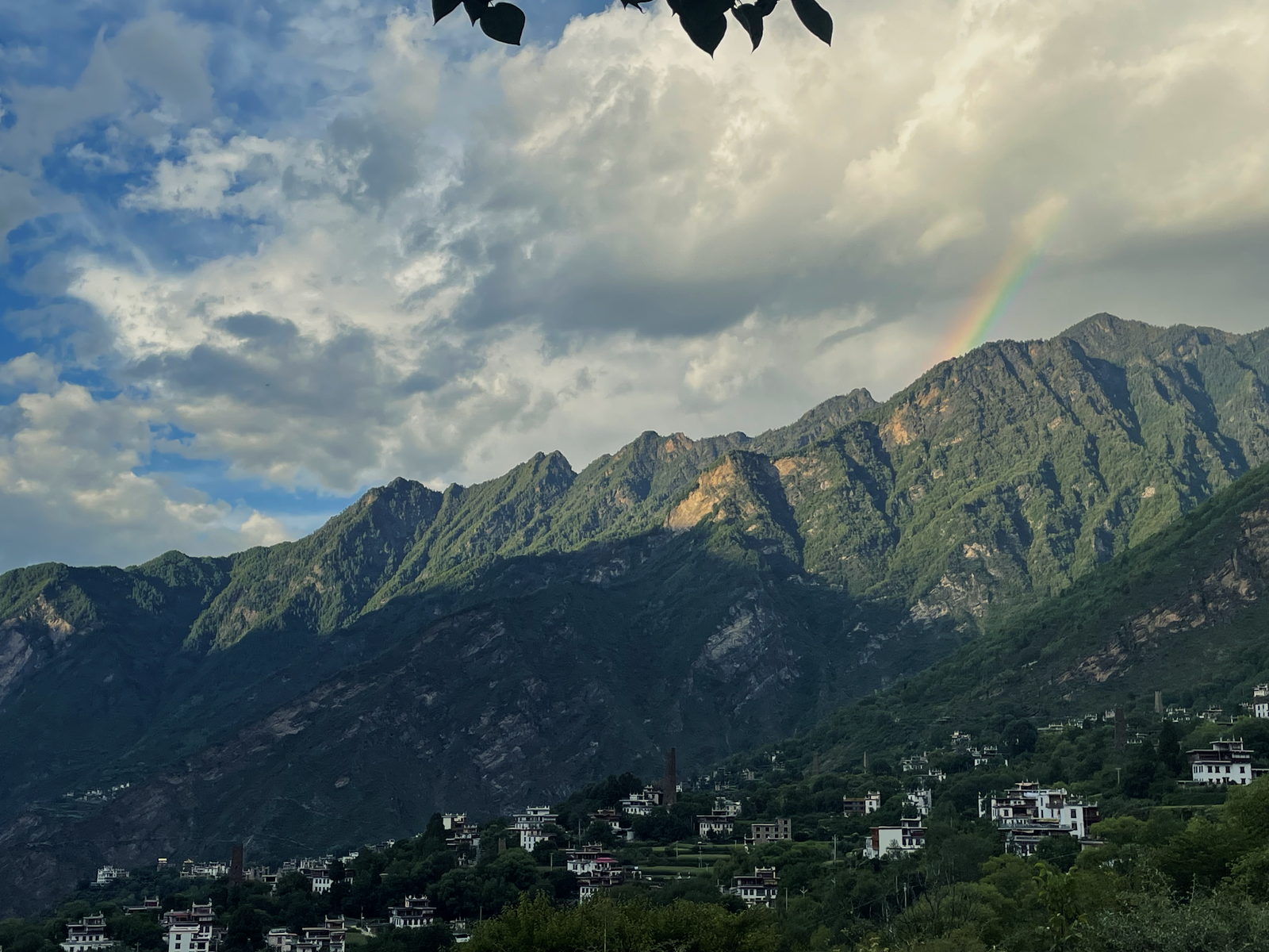 Un arcobaleno sopra il villaggio di Zhonglu